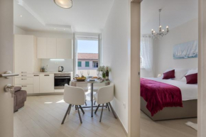 Отель Central Boutique Apartments with balconies, in walking distance to the sea  Задар